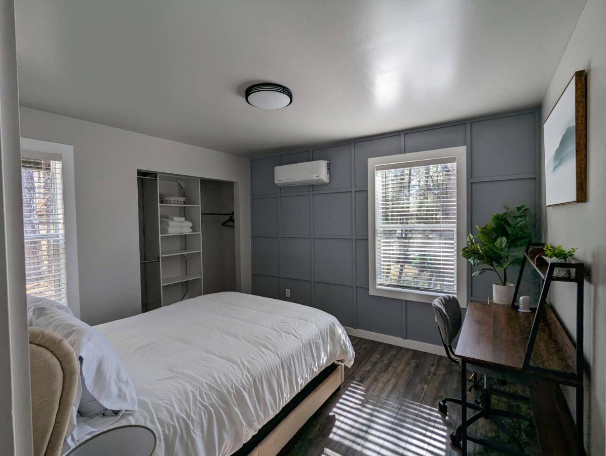 Holiday home Hillside Hangout 3bd/2ba, Elevated Deck Sunsets *