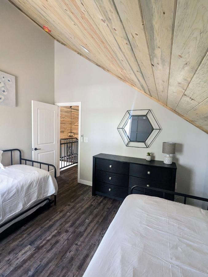 Hillside Hangout 3bd/2ba, Elevated Deck Sunsets Holiday home