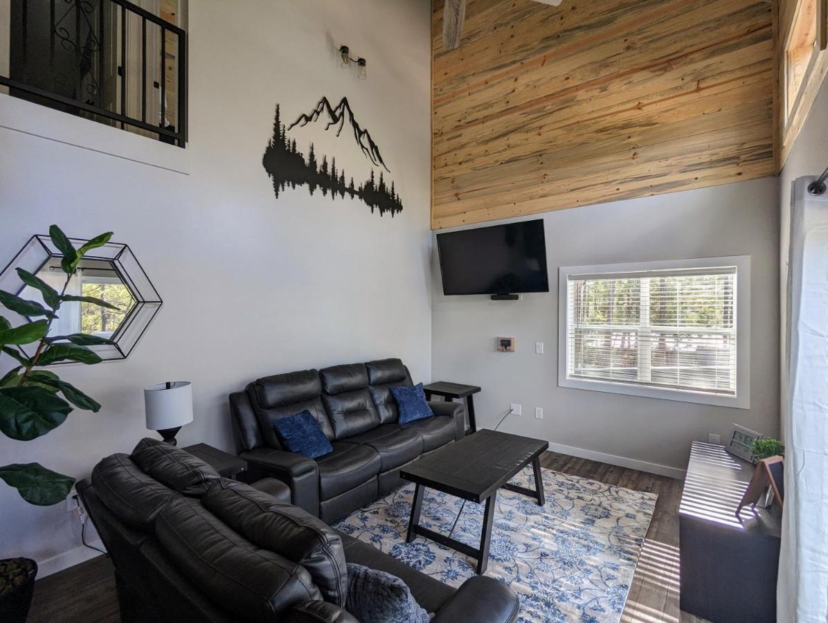 Hillside Hangout 3bd/2ba, Elevated Deck Sunsets Holiday home