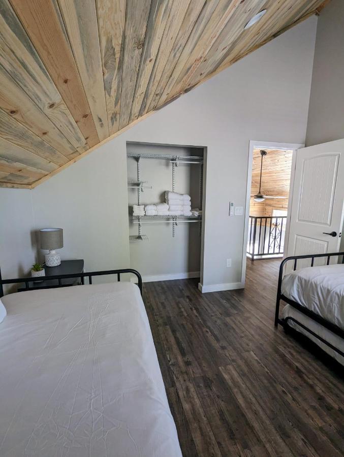 Holiday home Hillside Hangout 3bd/2ba, Elevated Deck Sunsets *